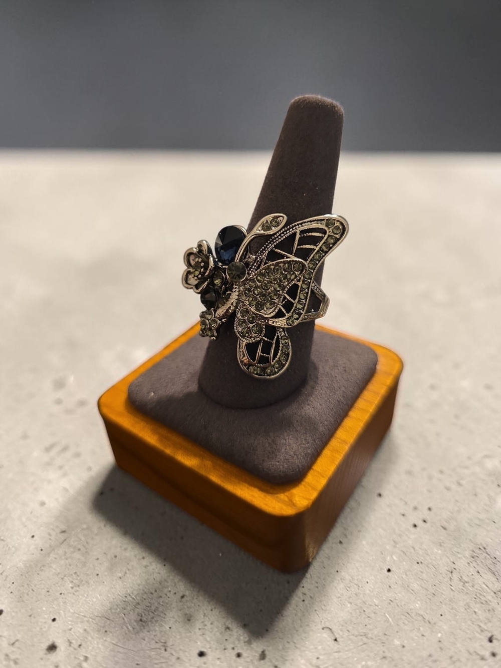 Nwt Sassified BOUTIQUE Vintage-Inspired Butterfly Crystal Ring in Silver